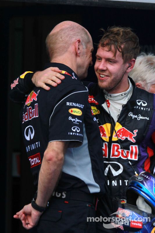Ganador de la carrera Sebastian Vettel, Red Bull Racing RB9 celebra en parc ferme con Adrian Newey