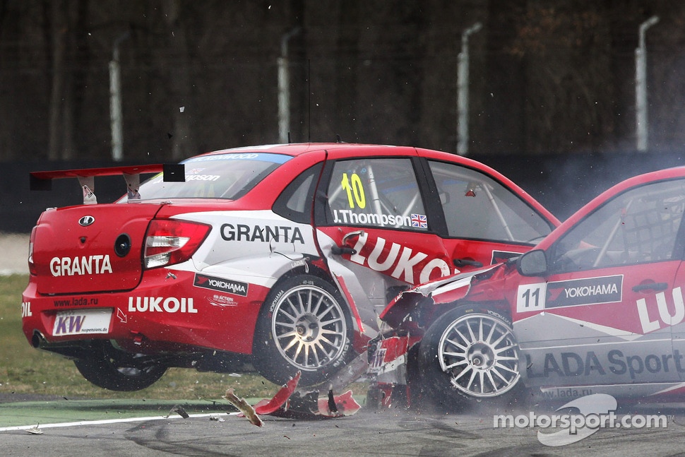 Crash,Alexey Dudukalo, Lada Granta, LADA Sport Lukoil and James Thompson, Lada Granta, LADA Sport Lukoil