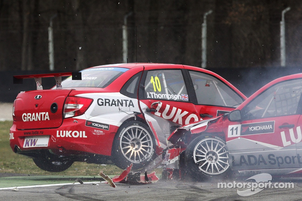 Crash,Alexey Dudukalo, Lada Granta, LADA Sport Lukoil  and James Thompson, Lada Granta, LADA Sport Lukoil