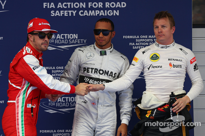 Pole position for Lewis Hamilton, Mercedes AMG F1 segundo for Kimi Raikkonen, Lotus F1 Team e tercei