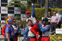 Victory circle: racewinnaar Takuma Sato, A.J. Foyt Enterprises Honda