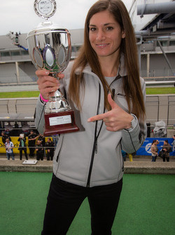 Cyndie Allemann presents the trophy to the winners in the German F3 race