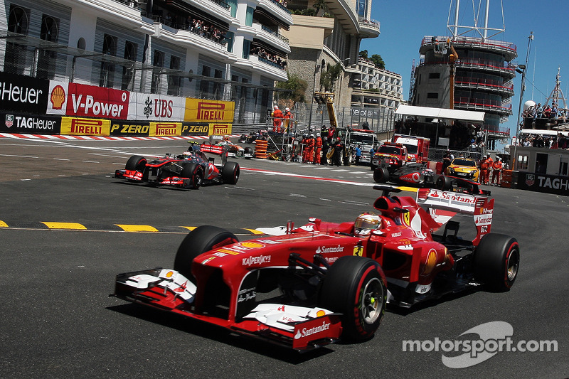 Fernando Alonso, Ferrari F138 pasa a Sergio Pérez, McLaren MP4-28 en la chicane