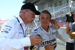 El Dr. Dieter Zetsche, Daimler AG CEO con Nico Rosberg, Mercedes AMG F1 en la parrilla