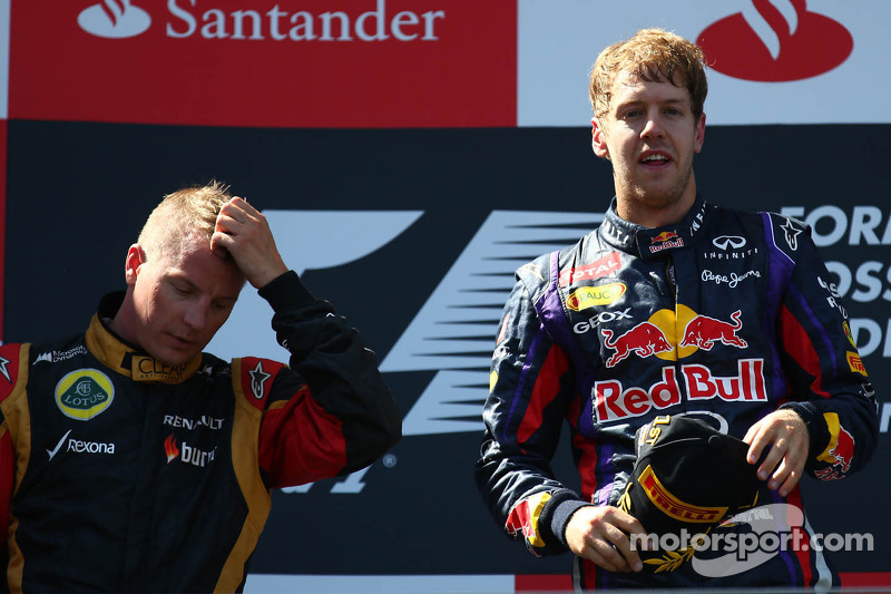 Podium: Sieger Sebastian Vettel mit Kimi Räikkönen