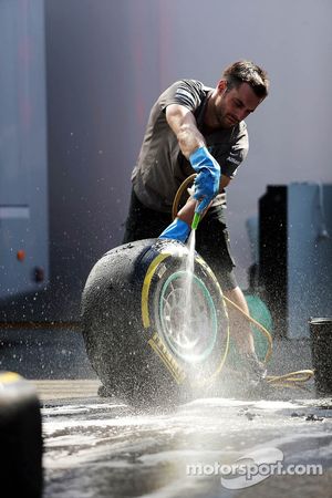 Un mecánico del Mercedes AMG F1 lava neumáticos Pirelli