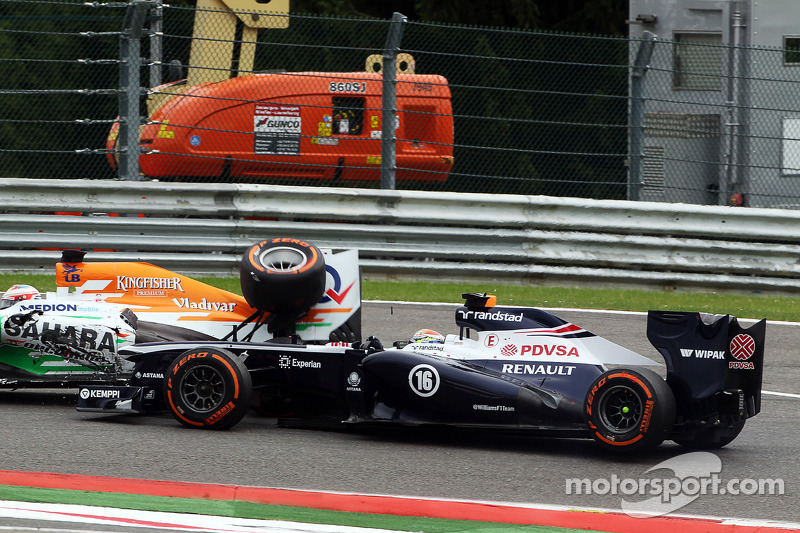 Pastor Maldonado, Williams y Paul di Resta, Sahara Force India chocan durante la carrera