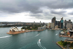Rallyrijders krijgen een rondleiding bij de Sydney Harbour bridge