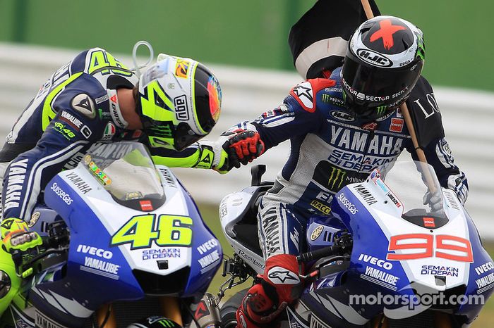 Rossi felicita a Lorenzo, ganador en Aragón 2015