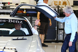 Bernie Ecclestone, CEO da F1, Bernd Maylander, piloto do Safety Car da FIA