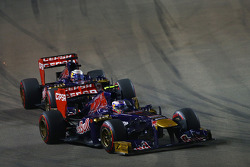 Daniel Ricciardo, Scuderia Toro Rosso STR8, lidera Jean-Eric Vergne, Scuderia Toro Rosso STR8