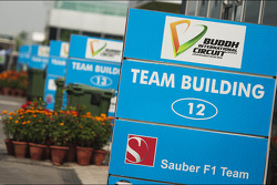 Des panneaux dans le paddock