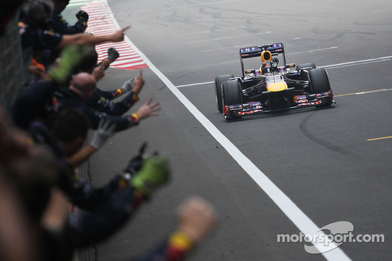 Ganador de la carrera y Campeón del Mundo Sebastian Vettel, Red Bull Racing RB9 celebra con el equip