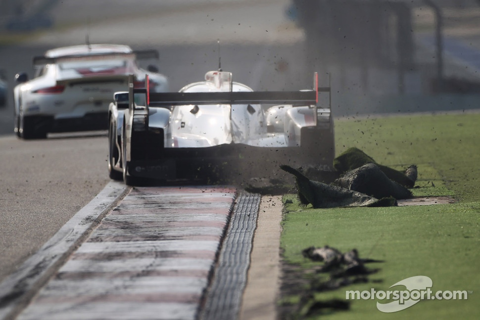 #1 Audi Sport Team Joest Audi R18 e-tron quattro: Andre Lotterer, Benoit Tréluyer, Marcel Fässler tears up the astroturf