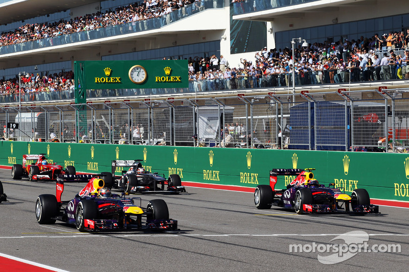 (L naar R): Sebastian Vettel, Red Bull Racing RB9 en Mark Webber, Red Bull Racing RB9 bij de start v