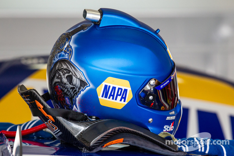 Helm von Martin Truex Jr., Michael Waltrip Racing, Toyota