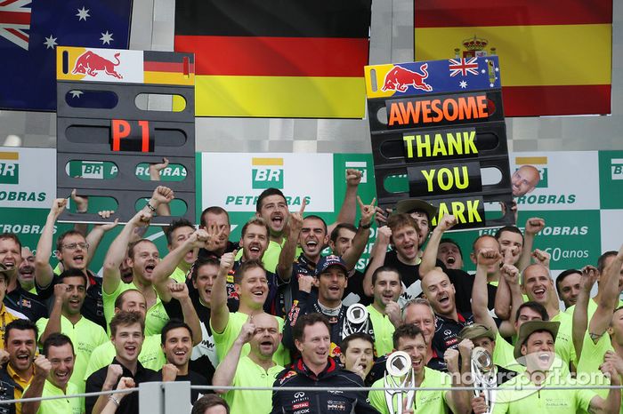 Webber con todo el equipo Red Bull el día de su adiós