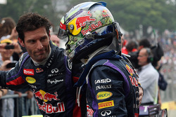 O vencedor Sebastian Vettel, Red Bull Racing comemora com parceiro Mark Webber, Red Bull Racing no parque fechado