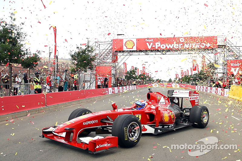 Marc Gene, piloto de testes da Ferrari, nas ruas de Joanesburgo