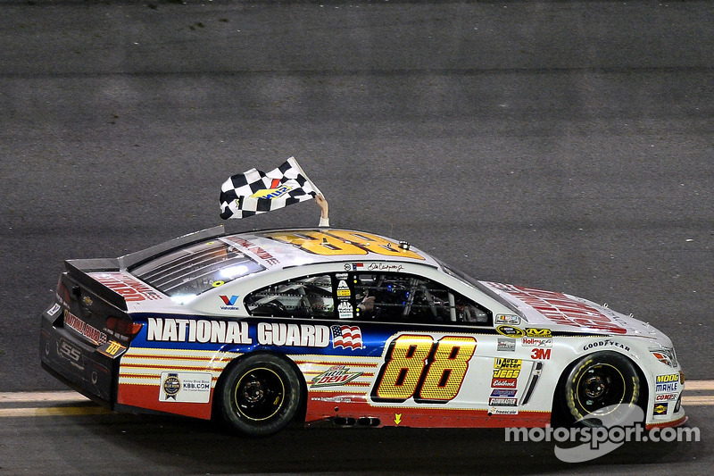 Race winner Dale Earnhardt Jr., Hendrick Motorsports Chevrolet