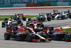 Daniel Ricciardo et son coéquipier Sebastian Vettel au départ de la course