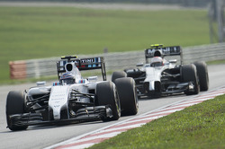 Valtteri Bottas, Williams FW36 devant Kevin Magnussen, McLaren MP4-29