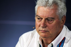 Pat Symonds, Williams Chief Technical Officer, in de FIA-persconferentie
