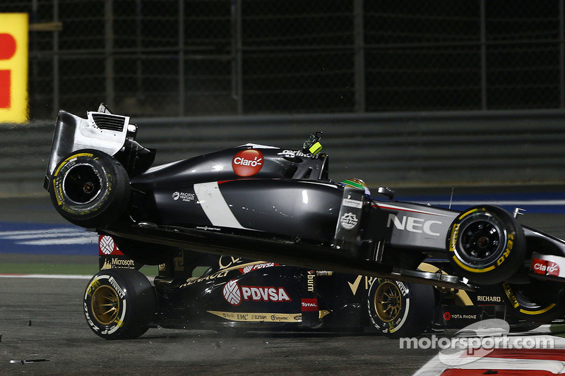 Esteban Gutierrez, Sauber C33 s'accroche avec Pastor Maldonado, Lotus F1 E21