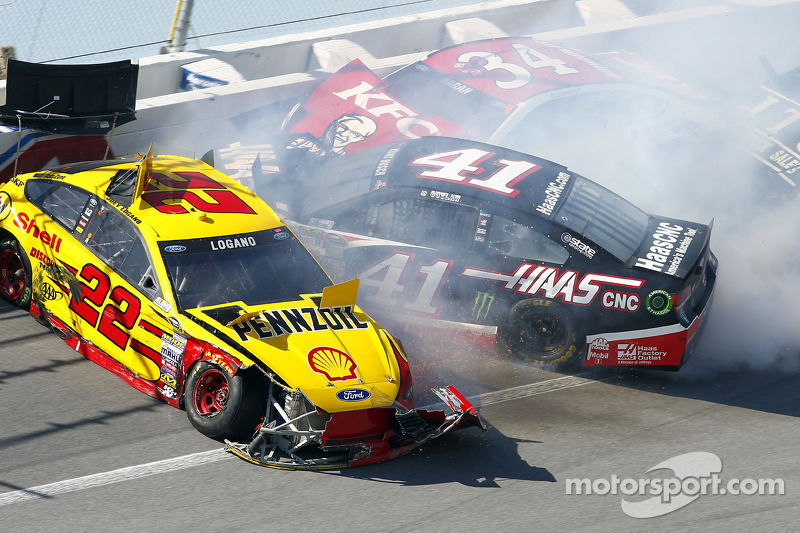 Crash for Joey Logano, Team Penske Ford, Kurt Busch, Stewart-Haas Racing Chevrolet, David Ragan, Front Row Motorsports Ford