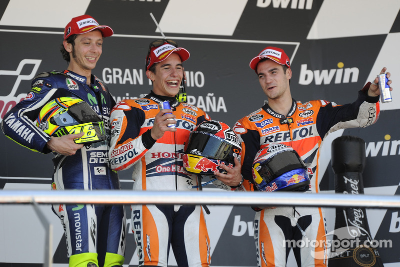 Ganador de la carrera Marc Márquez, del equipo Repsol Honda, el segundo lugar Valentino Rossi, Yamaha Factory Racing, tercero Dani Pedrosa, Repsol Honda Team