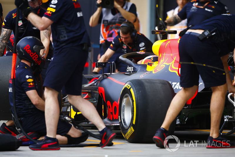 Red Bull engineers practice a pit stop with Daniel Ricciardo, Red Bull Racing RB14 Tag Heuer