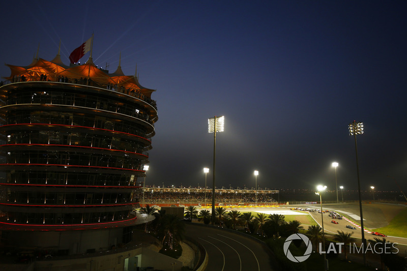 Sebastian Vettel, Ferrari SF71H, Valtteri Bottas, Mercedes AMG F1 W09, Kimi Raikkonen, Ferrari SF71H, y el resto del del grupo al comienzo de la carrera