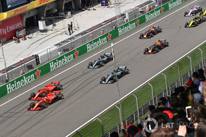 Sebastian Vettel, Ferrari SF71H y Kimi Raikkonen, Ferrari SF71H lideran la salida