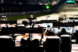 Nico Hulkenberg, Renault Sport F1 Team R.S. 18, Stoffel Vandoorne, McLaren MCL33 Renault
