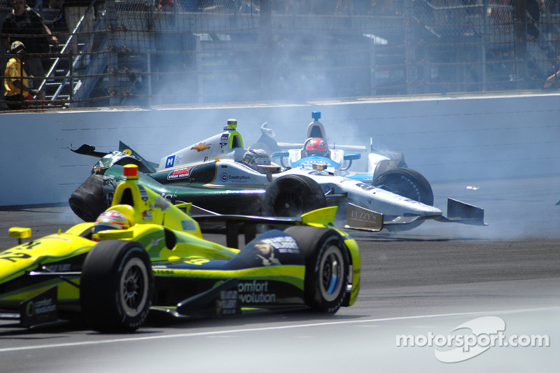 Ed Carpenter, Ed Carpenter Racing Chevrolet and James Hinchcliffe, Andretti Autosport Honda crashes