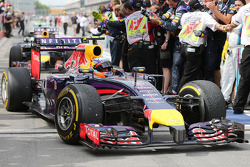 Vainqueur: Daniel Ricciardo, Red Bull Racing RB10 dans le parc fermé
