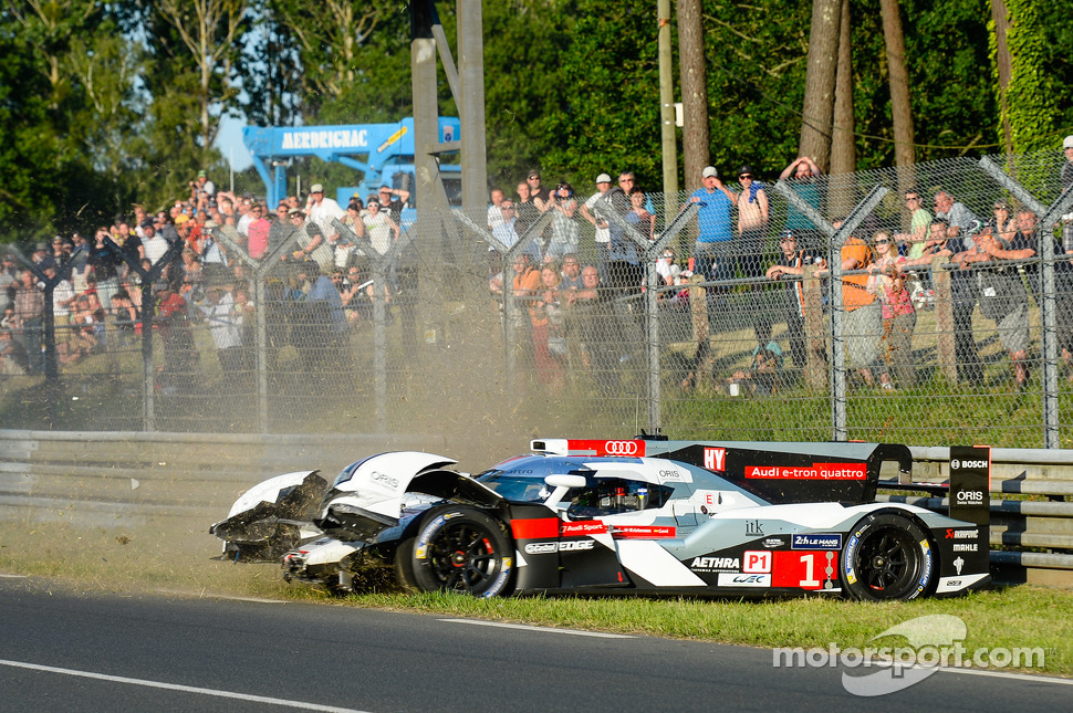 Crash for #1 Audi Sport Team Joest Audi R18 E-Tron Quattro: Lucas Di Grassi, Marc Gene, Tom Kristensen