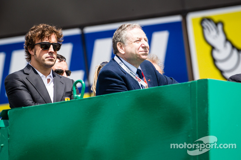 Fernando Alonso y Jean Todt observan la salida de las 24 horas de Le Mans 2014