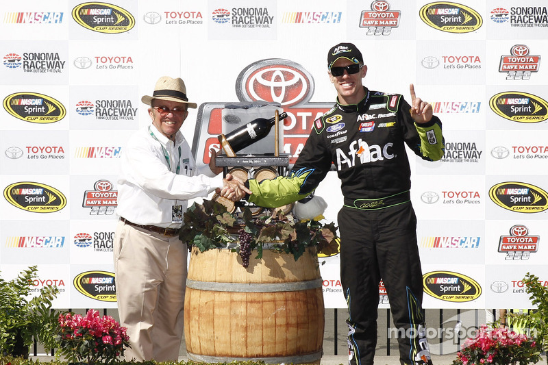 Race winner Carl Edwards, Roush Fenway Racing Ford with Jack Roush