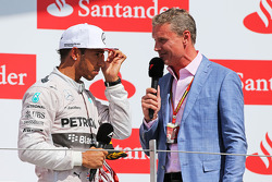 Vainqueur: Lewis Hamilton, Mercedes AMG F1 avec David Coulthard, Conseiller Red Bull Racing et Scuderia Toro et Commentateur BBC Television