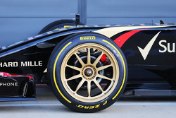 Lotus F1 E22 correndo com novo pneu de 18 polegadas da Pirelli