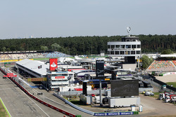 Die Boxengasse und das Fahrerlager in Hockenheim