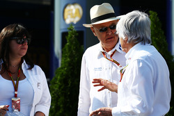 Bernie Ecclestone, met Peter Gerstl, Hungaroring Circuit