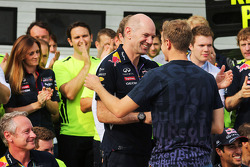 Sebastian Vettel, Red Bull Racing, parla con Adrian Newey, Red Bull Racing Chief Technical Officer,