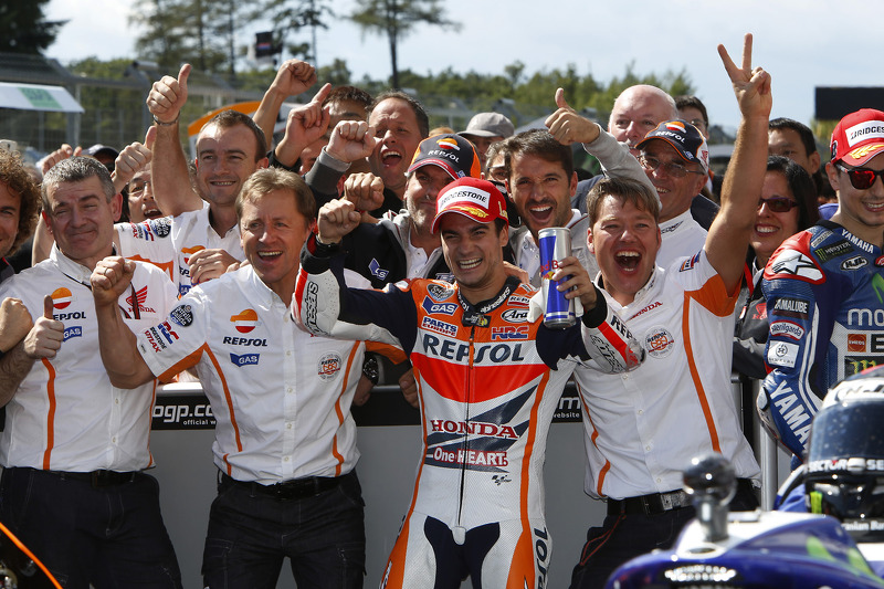 Pedrosa celebra la victoria en Brno 2014 junto a su equipo y Leitner, que ahora en KTM
