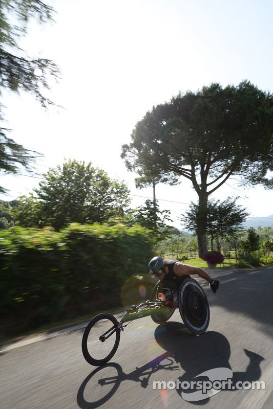 Alex Zanardi se prepara para un triatlón de larga distancia