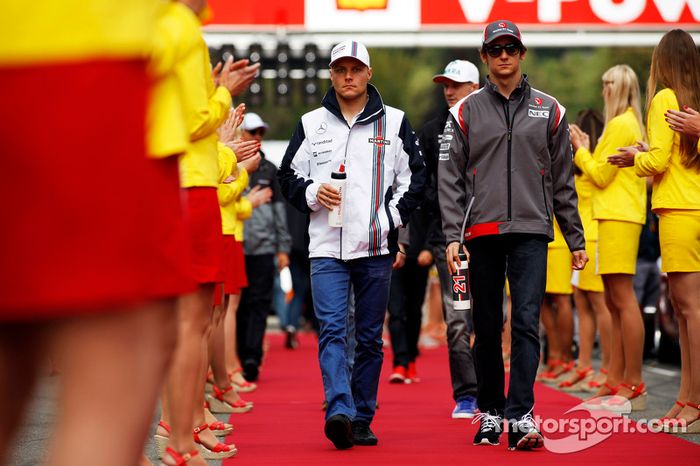 Valtteri Bottas, Williams y Esteban Gutiérrez, Sauber en el desfile de pilotos