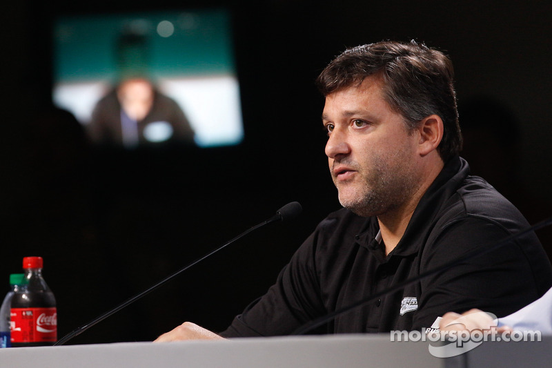 Tony Stewart na conferência de imprensa para informar seu retorno