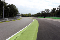 Nouvel Astroturf et zone de dégagement à la Parabolica