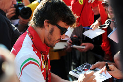 Fernando Alonso, Ferrari firma autógrafos para los aficionados